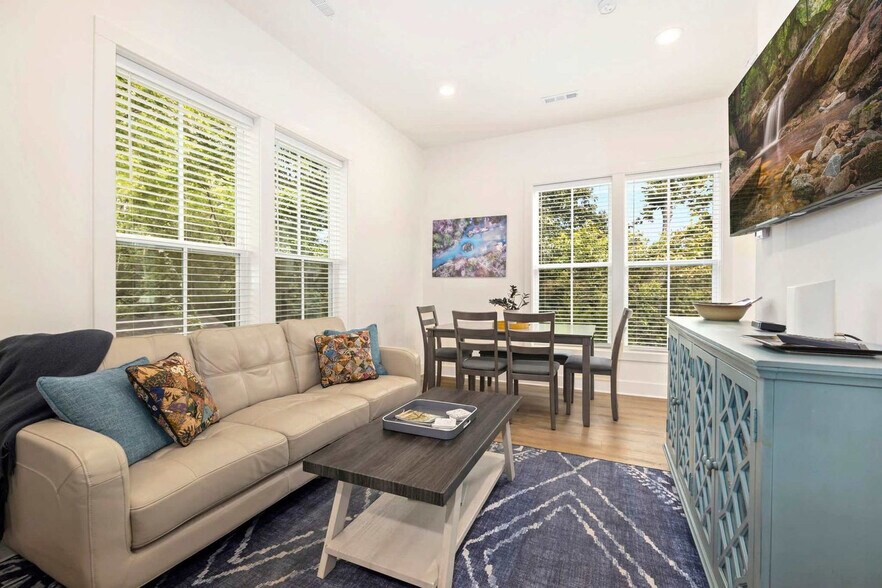 Primary Photo - 376 S Hill Ave