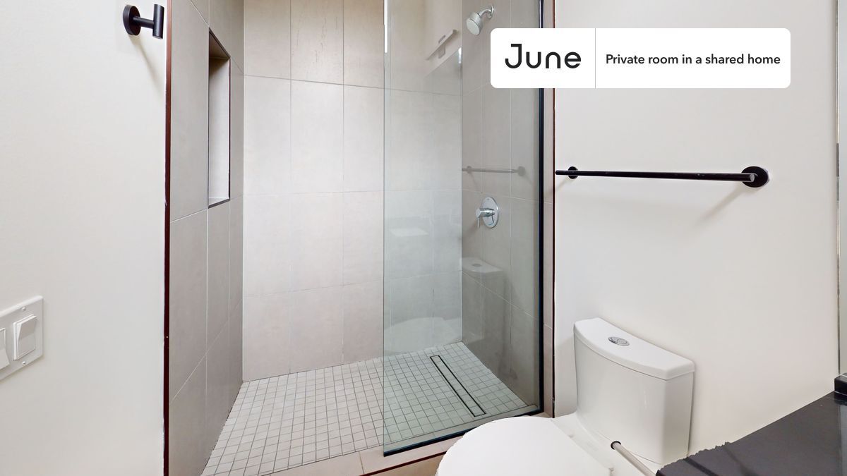 Building Photo - Private bedroom in 4 bed/3 bath Home