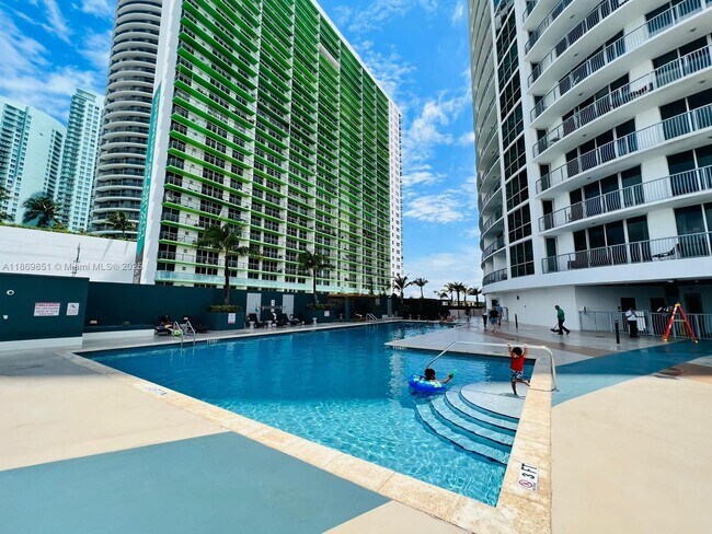 Building Photo - 1750 N Bayshore Dr