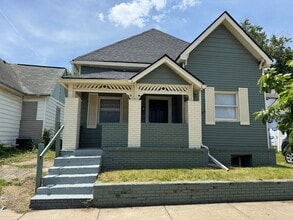 Building Photo - Near Westside 4 Bedroom 2 Bath