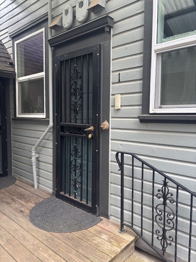 Building Photo - 2 Bedroom 1 Bath Apt in Newberg