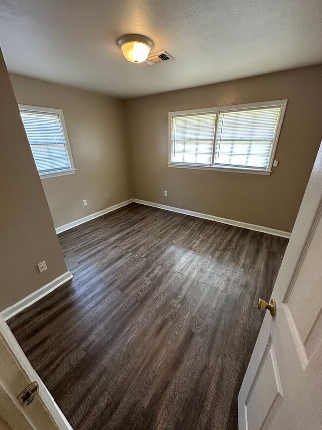 Building Photo - 3/1 move in ready! First Month's Rent FREE!