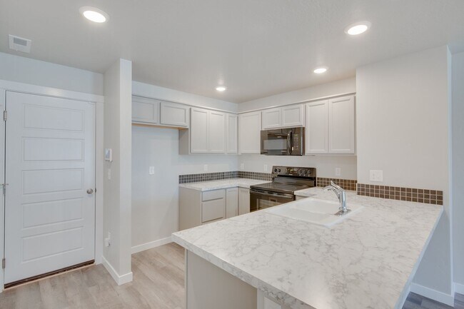 Building Photo - Beautiful, Modern 2 Bedroom Cottage Availa...