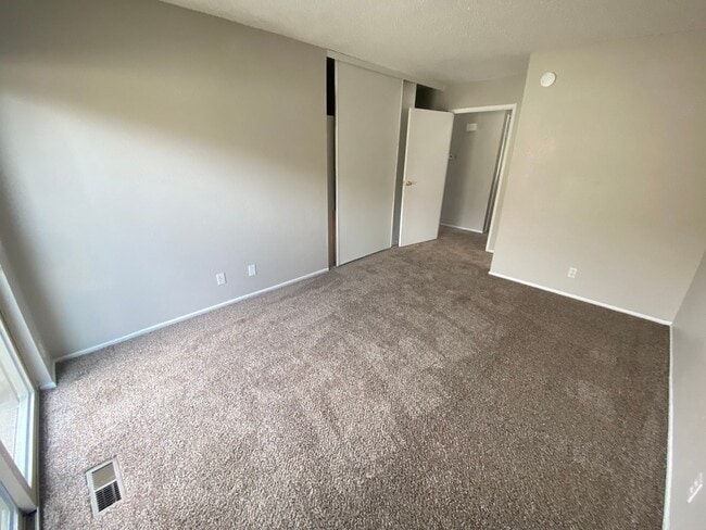 Building Photo - Spacious Aurora Townhome