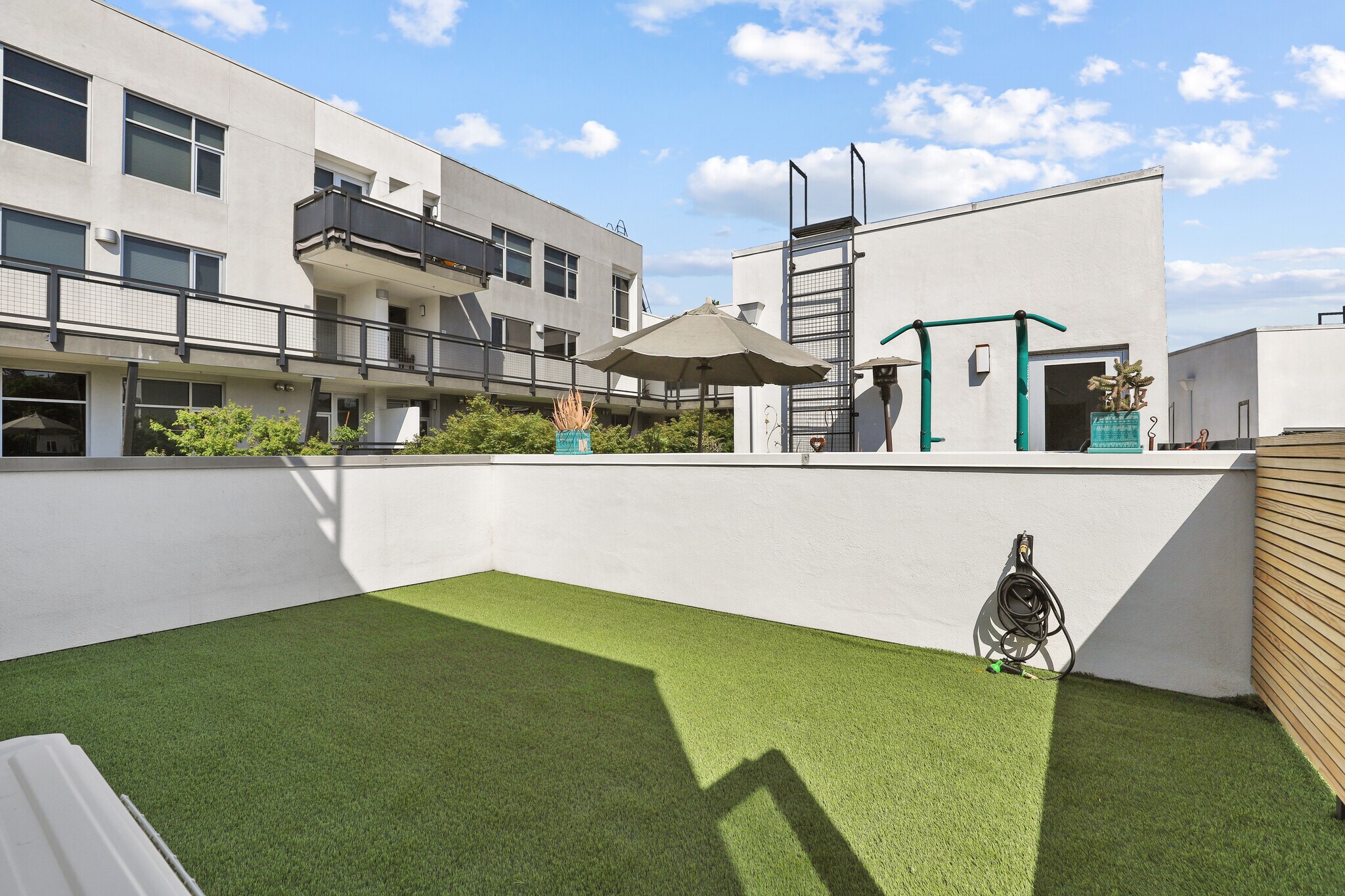 Building Photo - 4111 Sunset Blvd
