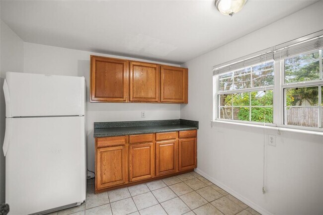 Building Photo - 2955 Bay View Dr