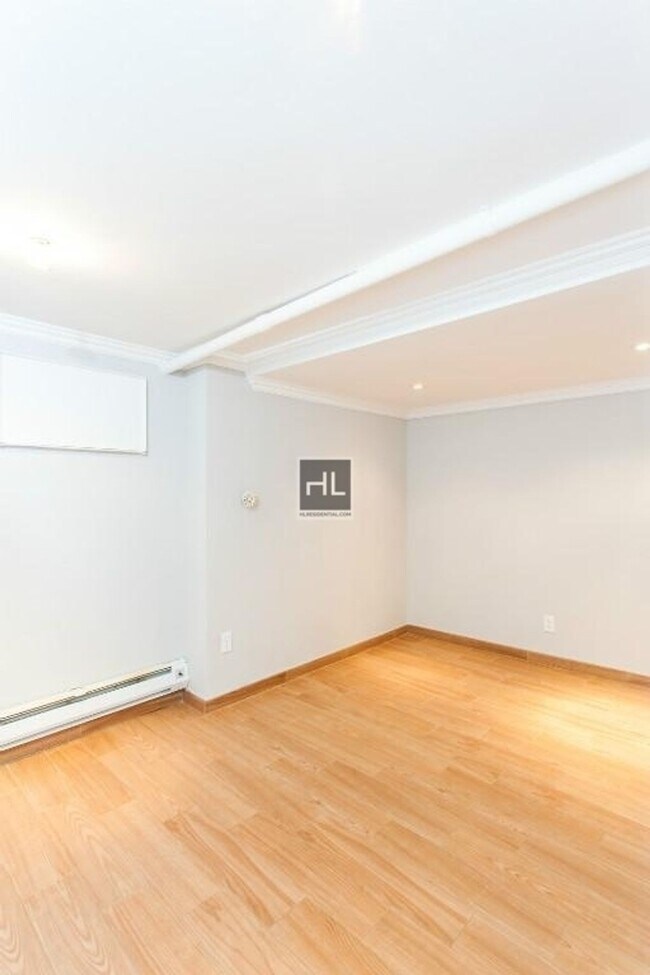 Building Photo - LEROY ST.