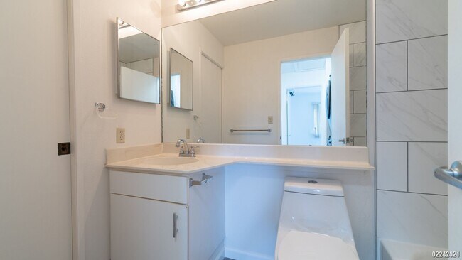 Building Photo - Recently Updated 2BR/1.5BA/1PKG Unit in Ho'omaka Village at Waikele (Waipahu)