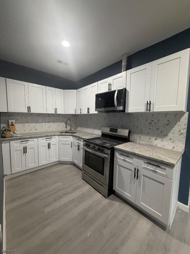 Building Photo - 566 Hawthorne Ave