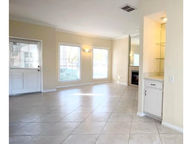 Building Photo - 11710 Southlake Dr