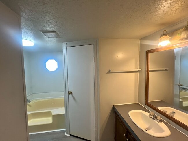 Building Photo - 1625 S 5th St