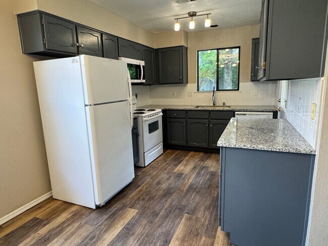 Building Photo - 2 Bedroom, 2 Bathroom Home near Tramway and Indian School