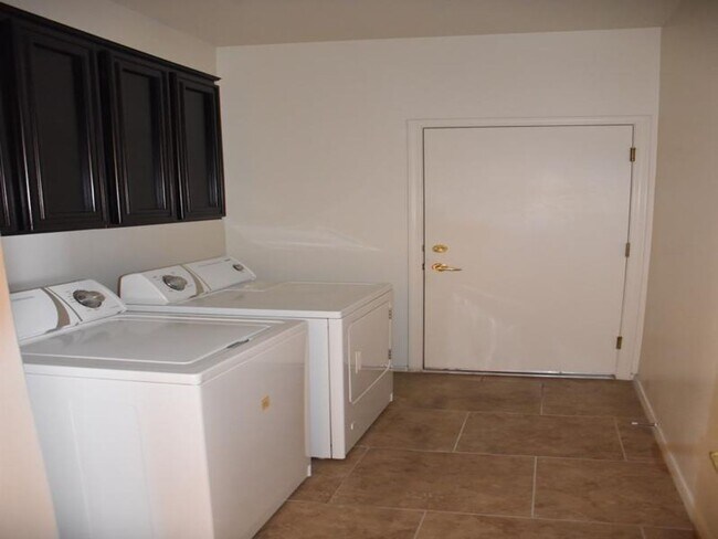 Building Photo - Stunning 2 bedroom Jefferson in Age Restri...