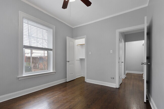 Building Photo - 1114 W Glenlake Ave