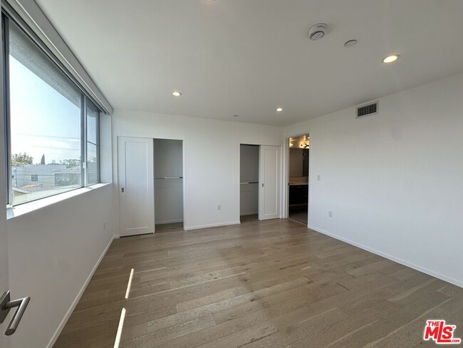 Building Photo - 5403 W Wilshire Vista Ln