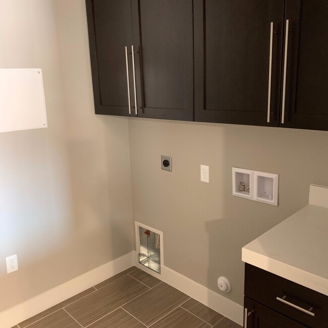 Building Photo - 810 S Dixie Dr
