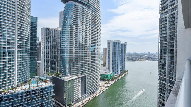 Building Photo - 485 Brickell Ave