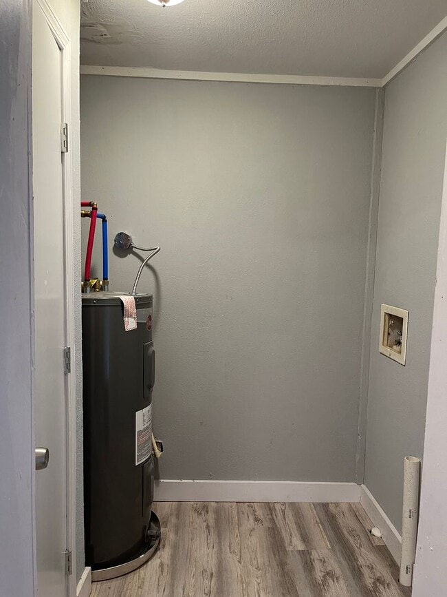 Building Photo - 2 Bedroom Home  199.00 First Months Rent  ...