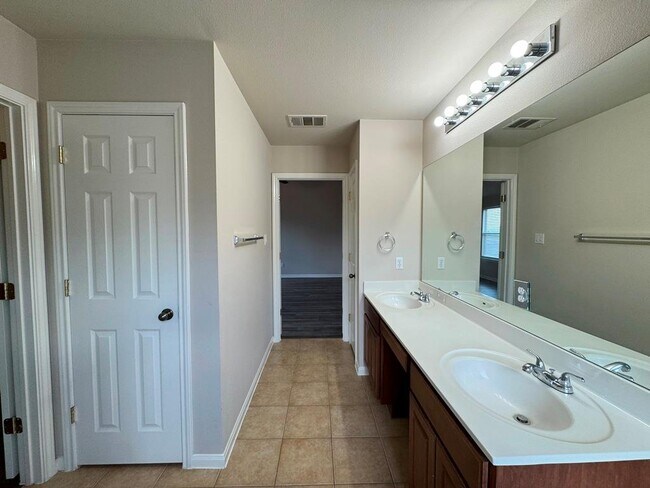 Building Photo - 285 Amber Ash Dr