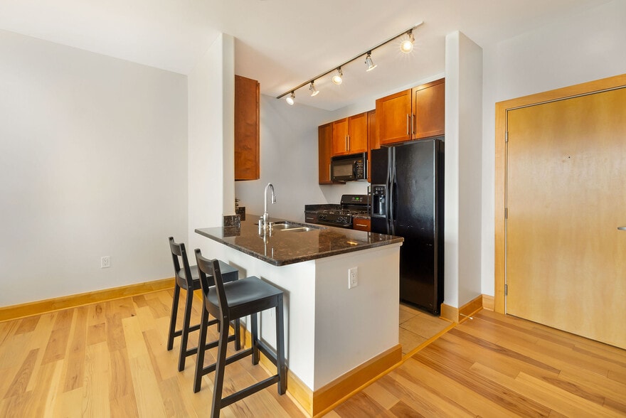 Building Photo - 1550 E Royall Pl