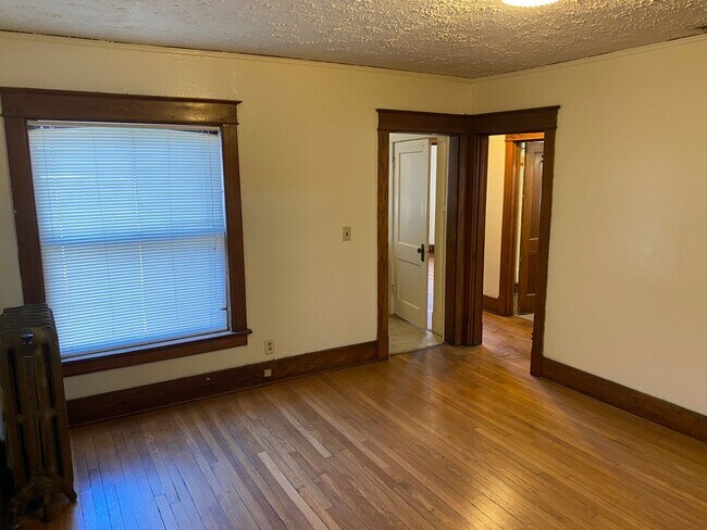 Building Photo - 827-833 Goodhue