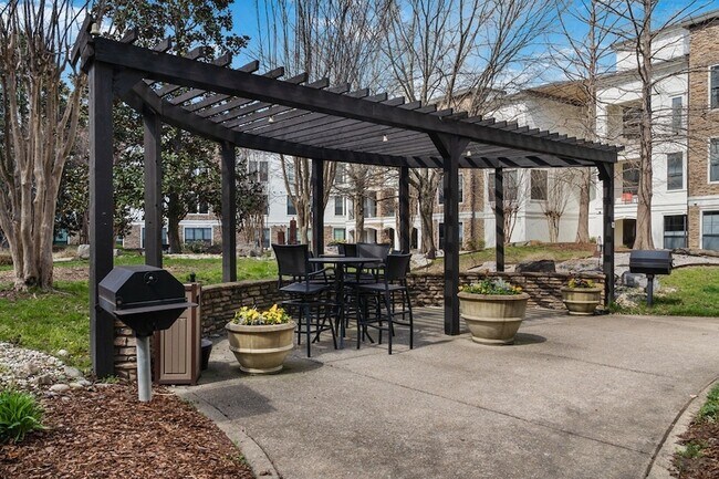 Building Photo - 2600 Hillsboro Pike