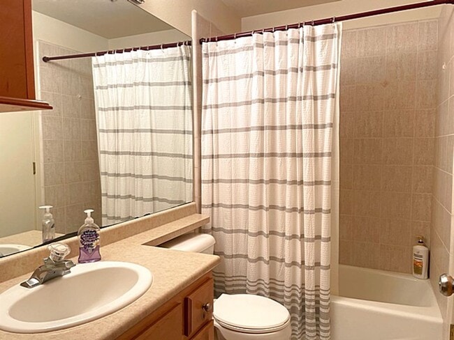 Building Photo - Top Floor Unit in Pinebrook