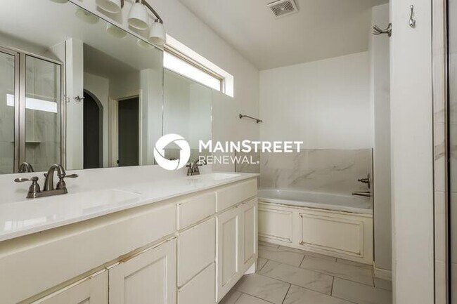 Building Photo - 3 Bedroom Pet-Friendly Home in Yukon, OK with Main Street Renewal