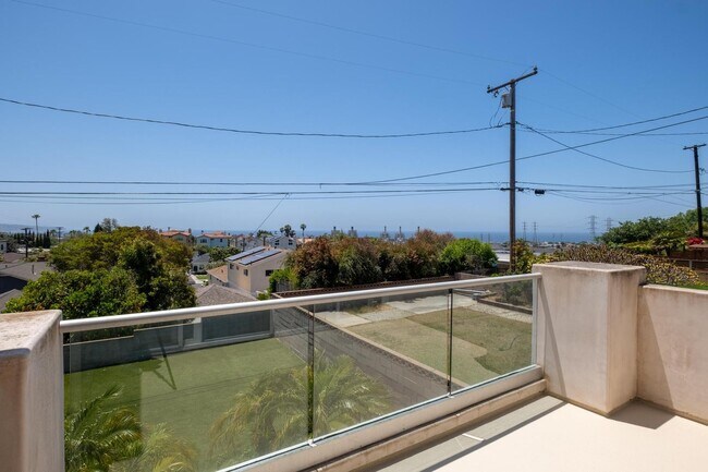 Building Photo - Stunning 4 bed, 4.5 bath home located on a quiet and highly desirable street in Redondo Beach