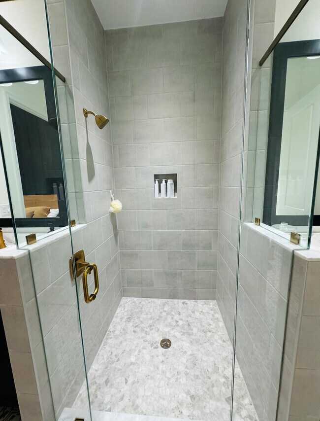 Building Photo - 16405 Capilano Ct