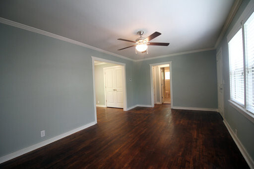 Building Photo - 3 Bedroom 2 Bath Single Family Home, Walki...