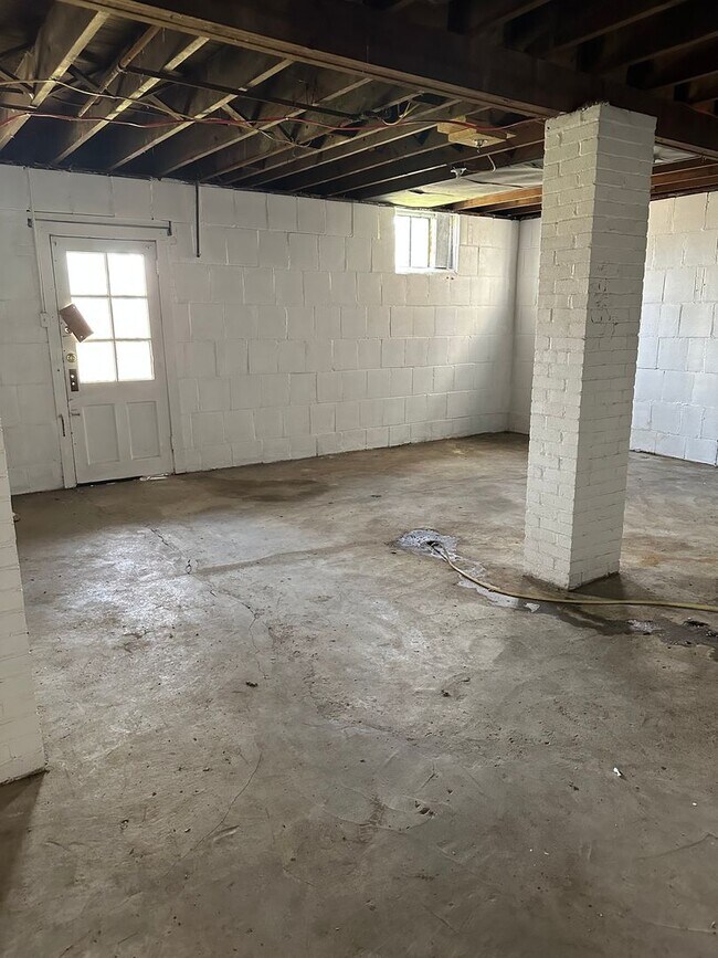 Building Photo - 3 Bedroom Home with Attached Garage