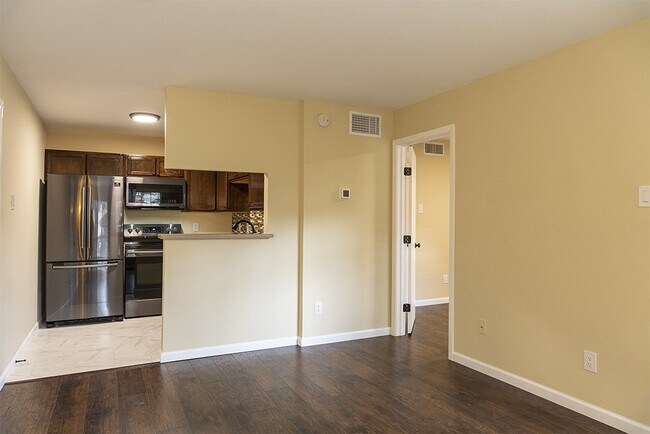 Building Photo - 1 bedroom 1 bath first floor condo unit | ...