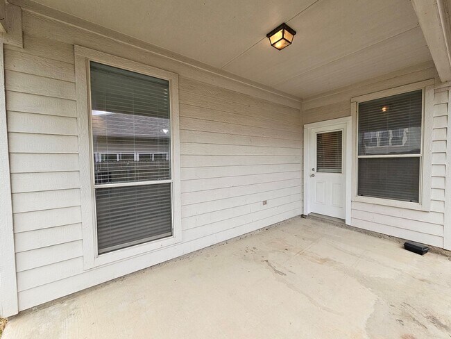 Building Photo - Available now ready for immediate move in