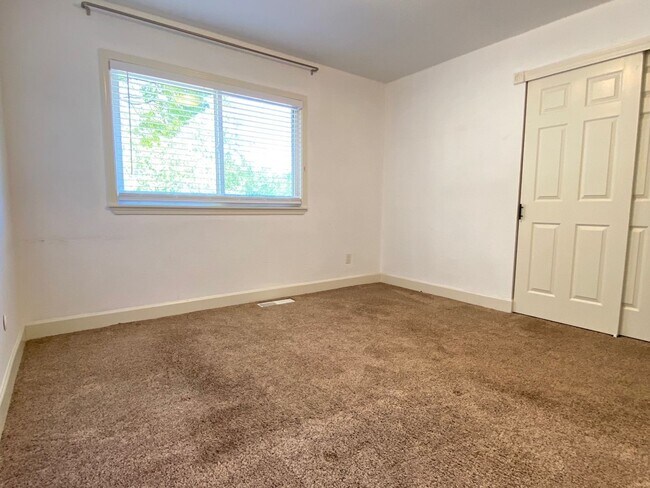 Building Photo - 3 Bedroom Home in East Santa Rosa