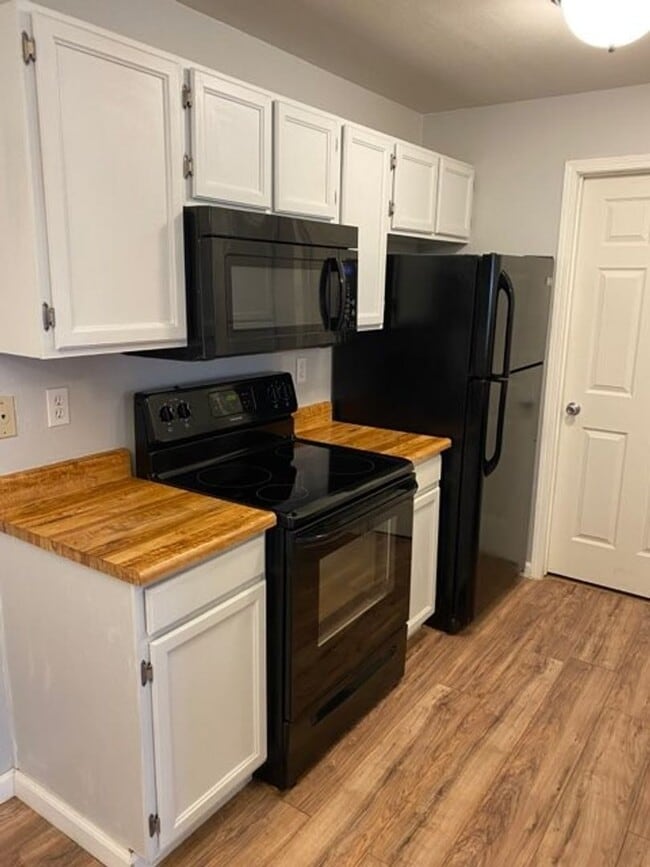 Building Photo - 2nd Floor 1bed/1bath with Laundry and Parking!