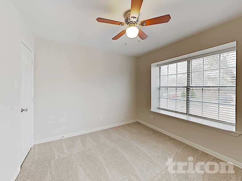 Building Photo - 822 Foxridge Dr