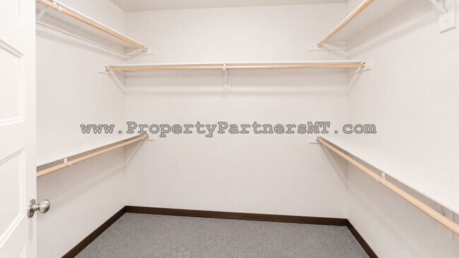 Building Photo - *** Modern *** 3 Bed 2.5 Bath Townhouse