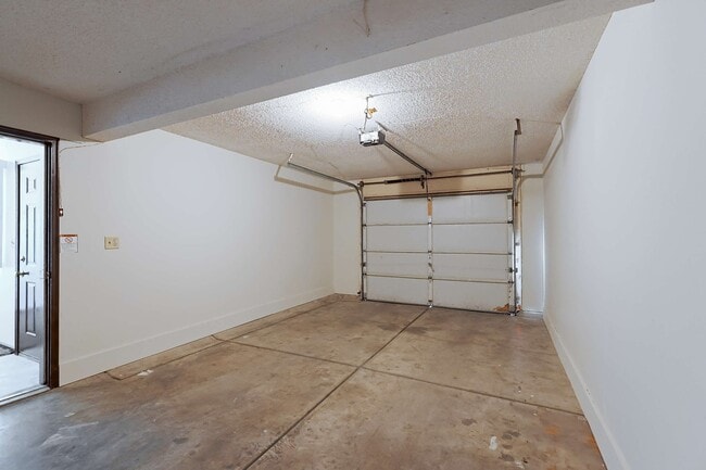 Building Photo - 1136 SW 10th Cir