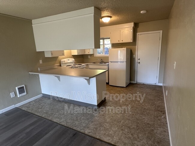 Building Photo - 719 SW Bridge St