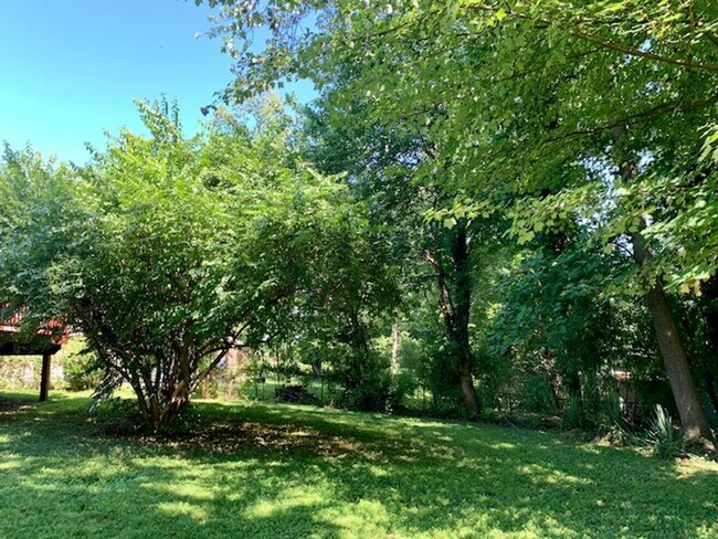 Building Photo - Light filled 2 BR plus 2 rooms, 2 FB including one in finished basement. Great location