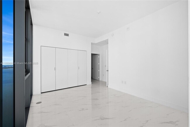 Building Photo - 700 NE 24th St