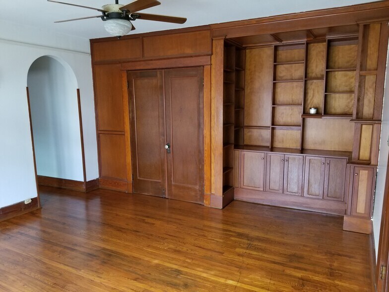 Built-in shelves living room - 2231 Marengo St