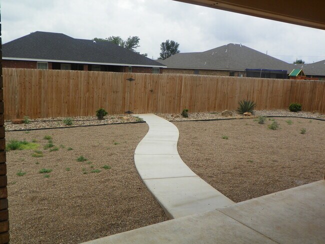Building Photo - SPECTACULAR NEWER HOME, FIREPLACE, FORMAL ...