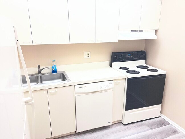 Building Photo - 3720 Inverrary Dr