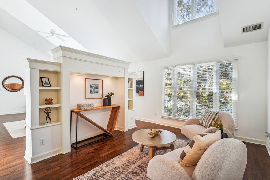 Building Photo - 337 W 7th St