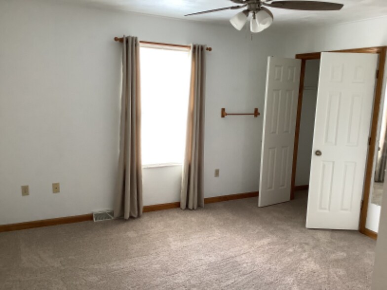 Building Photo - 604 Topper Way