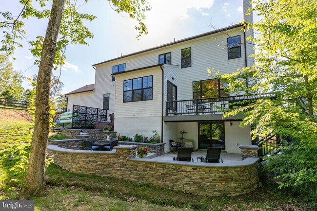 Building Photo - 15 Grove Ln