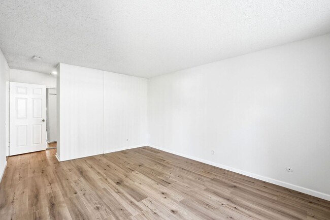 Building Photo - FIRST FLOOR 2BR + 2BA CONDO IN PASADENA!