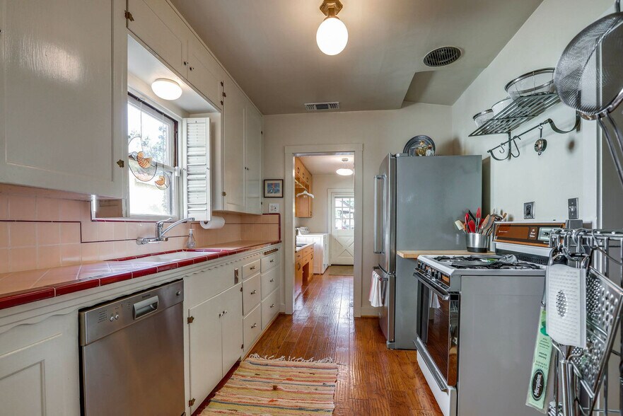 Building Photo - 2627 Land Park Dr
